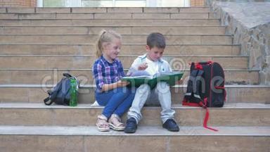 学校里的友谊，小<strong>同学</strong>带着背包坐在台阶上，休息时在<strong>新</strong>鲜空气中看书